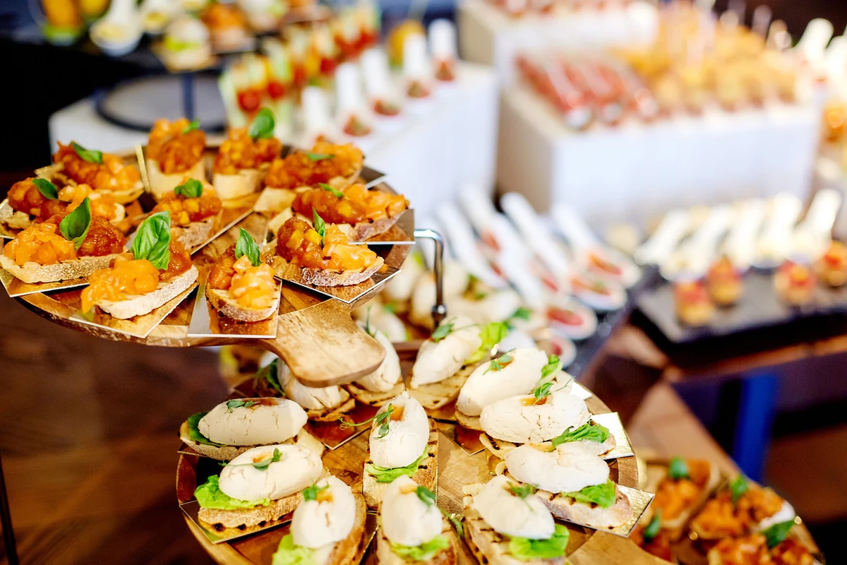 Een buffet met belegde broodjes en verschillende hapjes