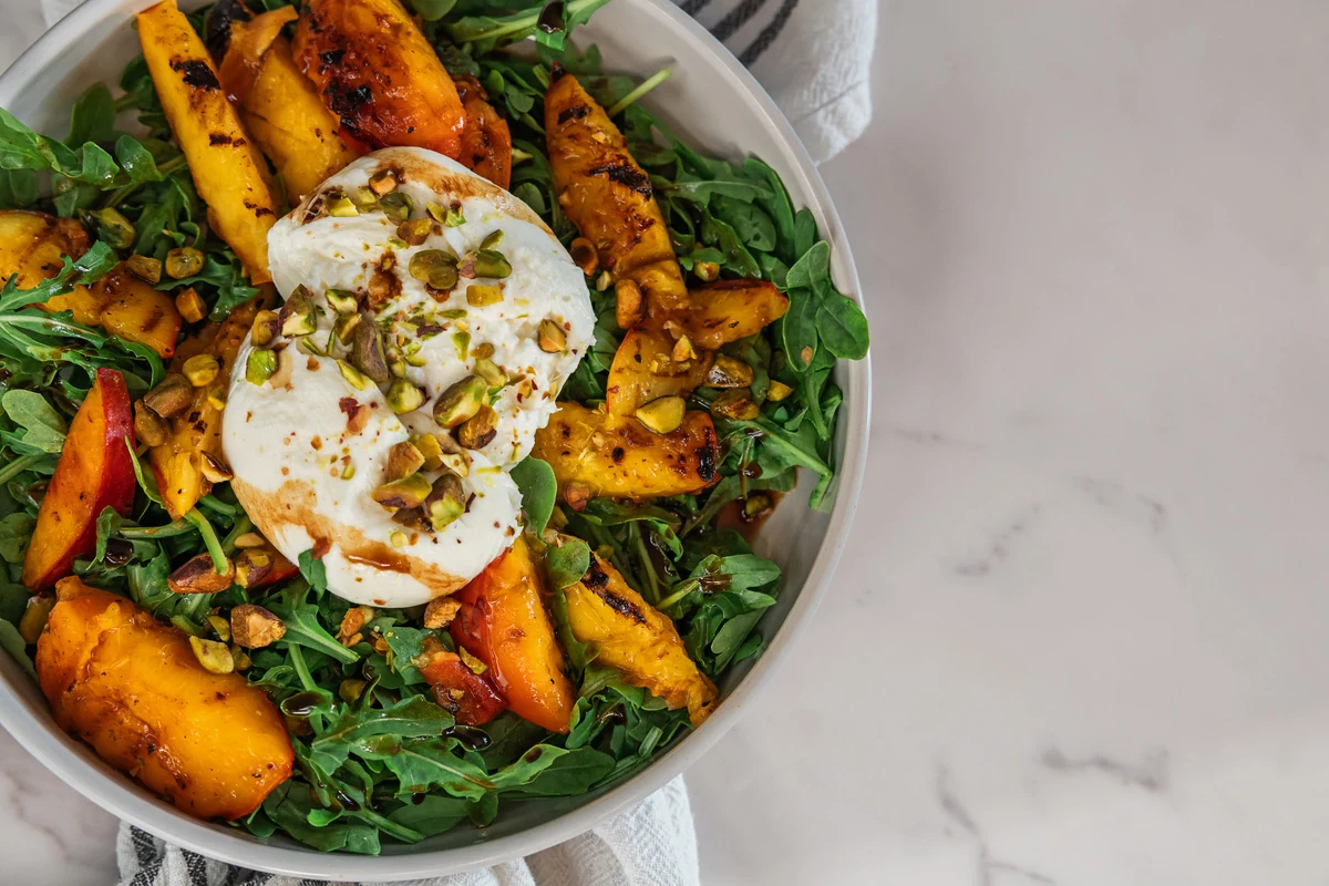 Burrata met gegrild fruit en pistachenoten