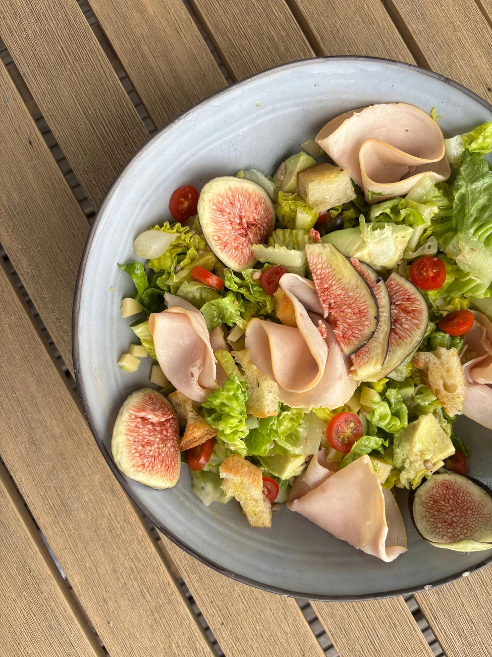 Salade met vijgen, tomaten en ham