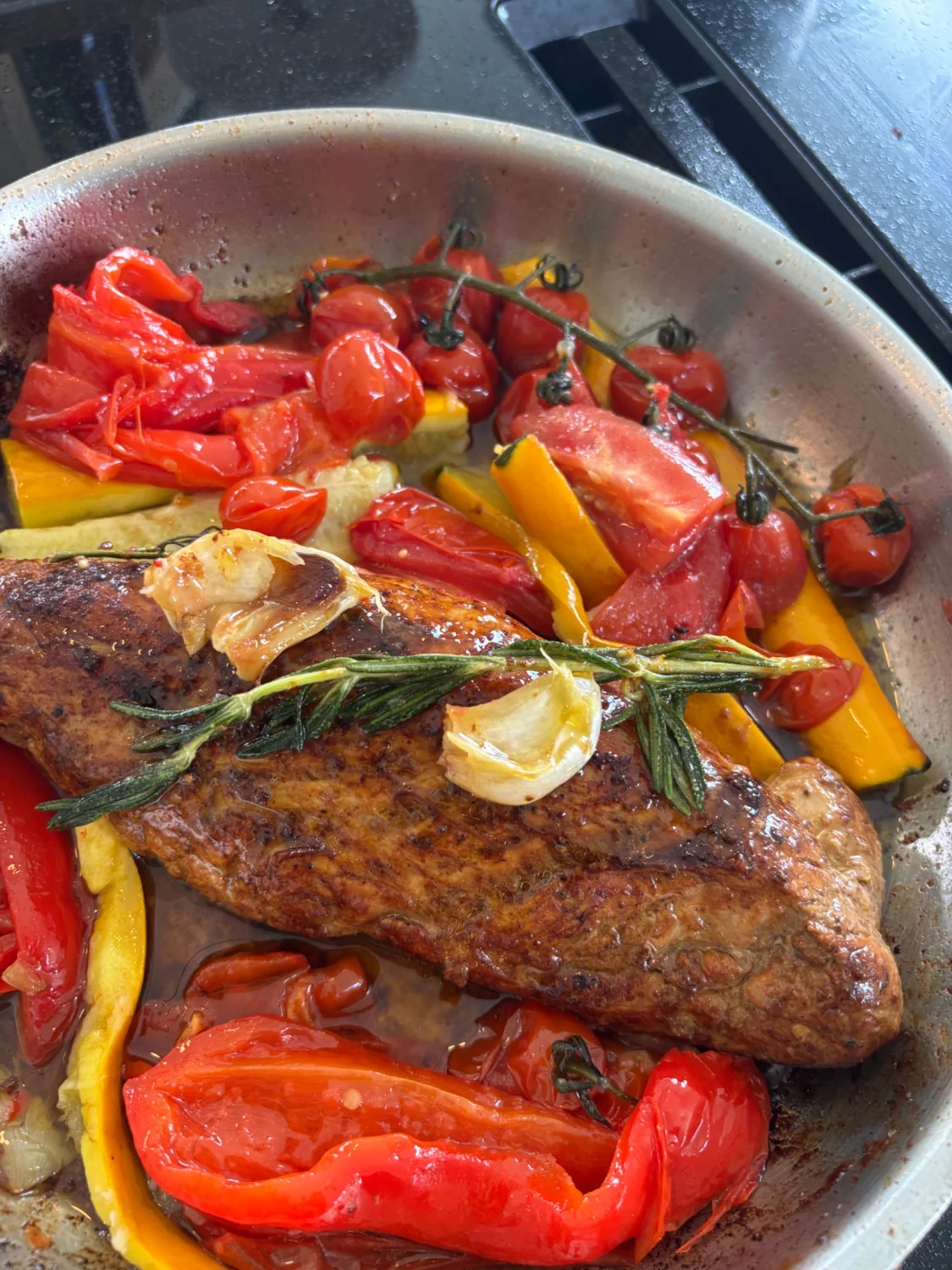 Gebraden vlees met tomaten, paprika, courgette en rozemarijn