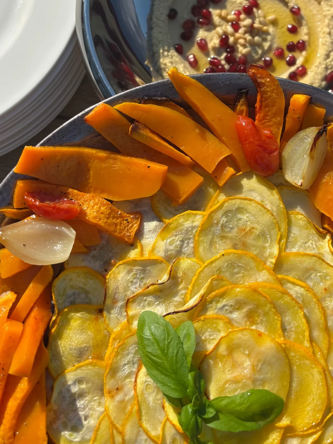 Geroosterde pompoen, gele courgette en ui met basilicum