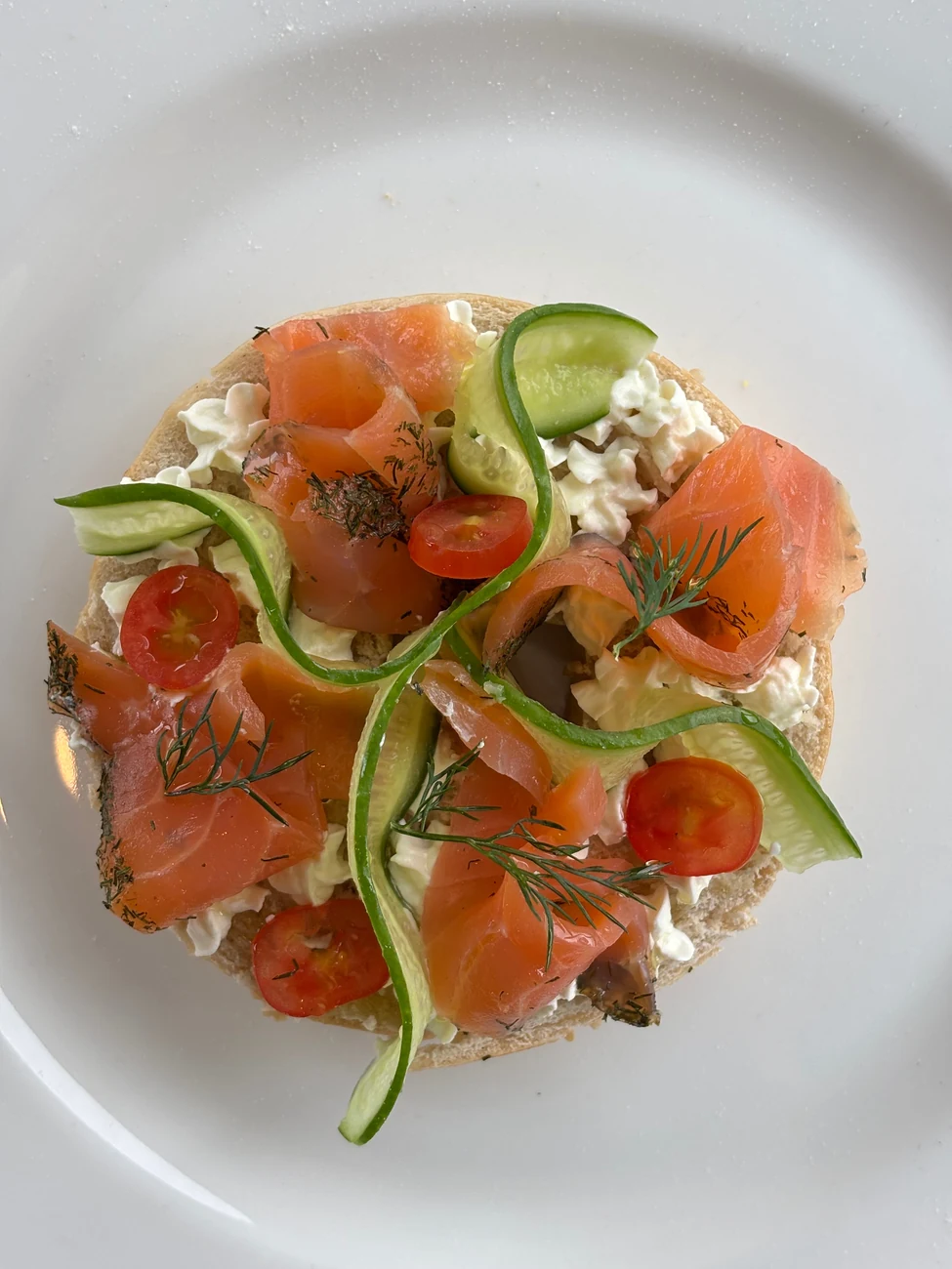 Brood met gerookte zalm, roomkaas, komkommer en kruiden