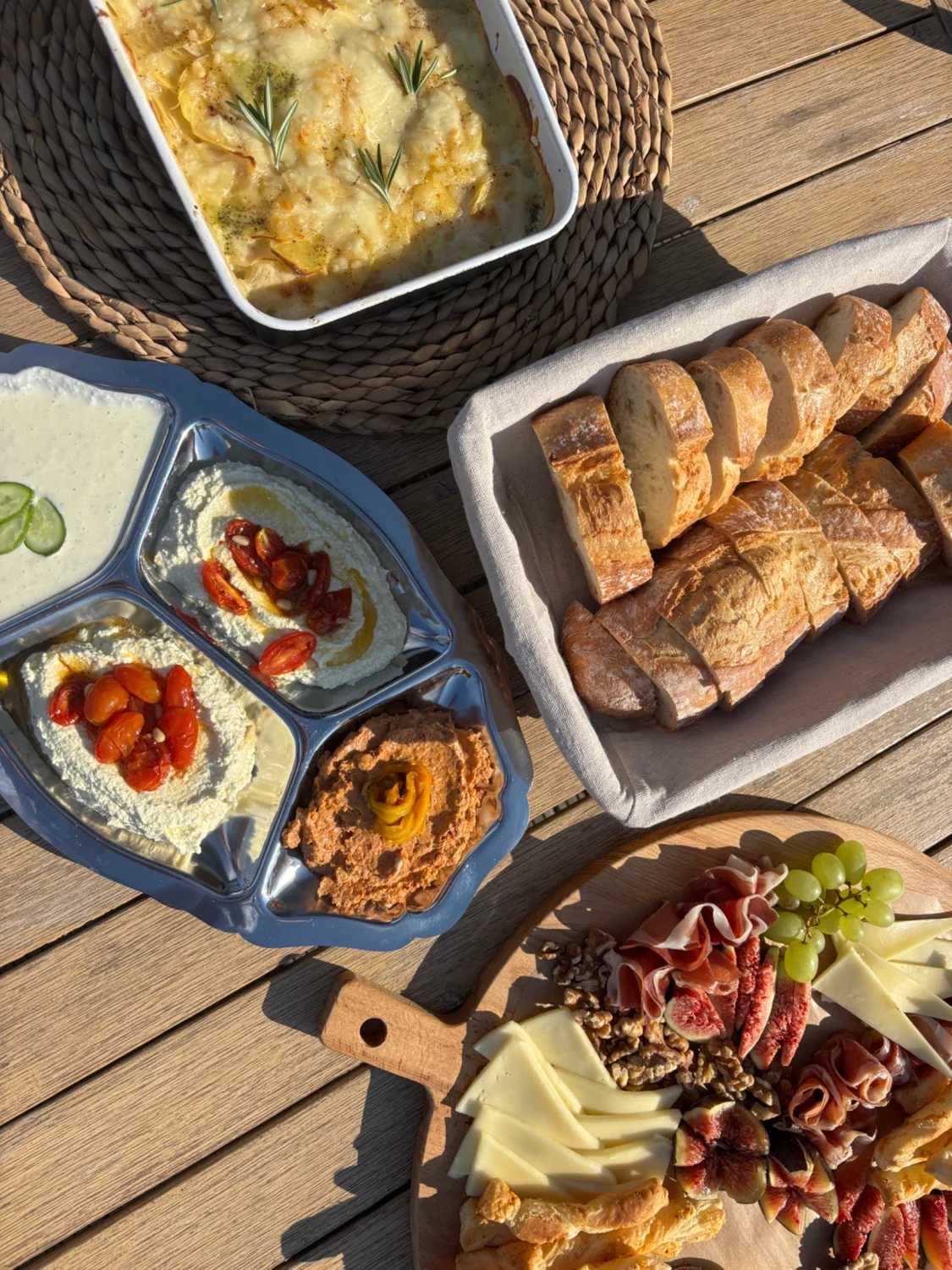 Borreltafel met brood, dips, kaas, ham en vijgen